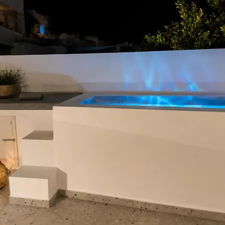 Pattys Desing Suites- Private Hot Tub With Yard- Fira Center Hotel *
