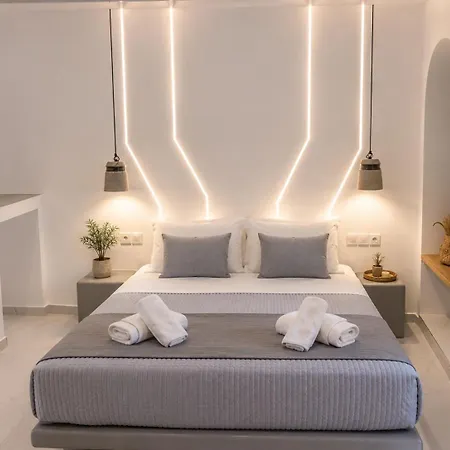 Pattys Desing Suites- Private Hot Tub With Yard- Fira Center Hotel Firostefani