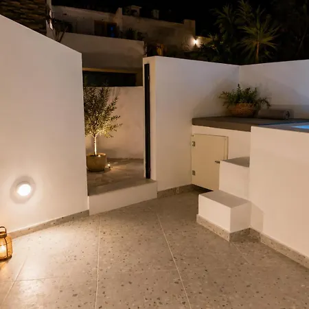 Hotel Pattys Desing Suites- Private Hot Tub With Yard- Fira Center Firostefani