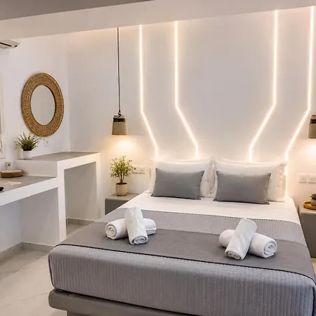 Pattys Desing Suites- Private Hot Tub With Yard- Fira Center Firostefani