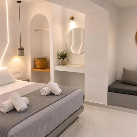 Pattys Desing Suites- Private Hot Tub With Yard- Fira Center Firostefani